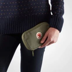 FJÄLLRÄVEN KÅNKEN TRAVEL WALLET - Portmonee -Primus Verkäufe 304068007 d kanken travel wallet fjaellraeven 1 1